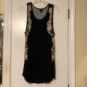 Torrid tank with flowers down the sides Sz 1